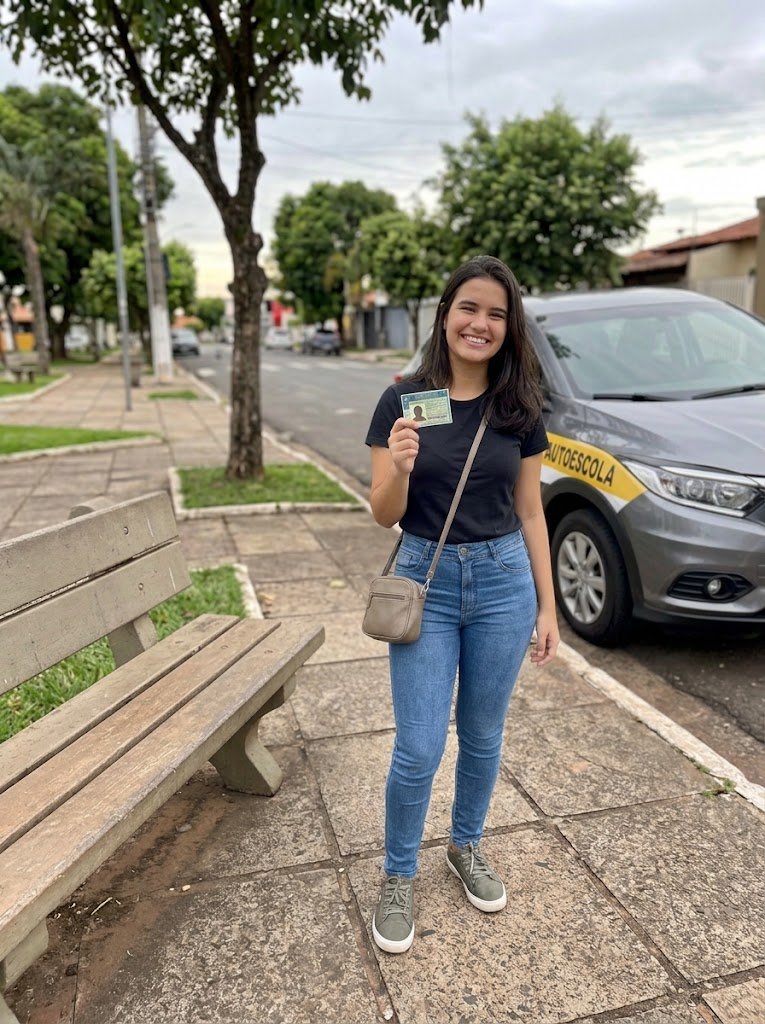 Jovem feliz encostada no carro